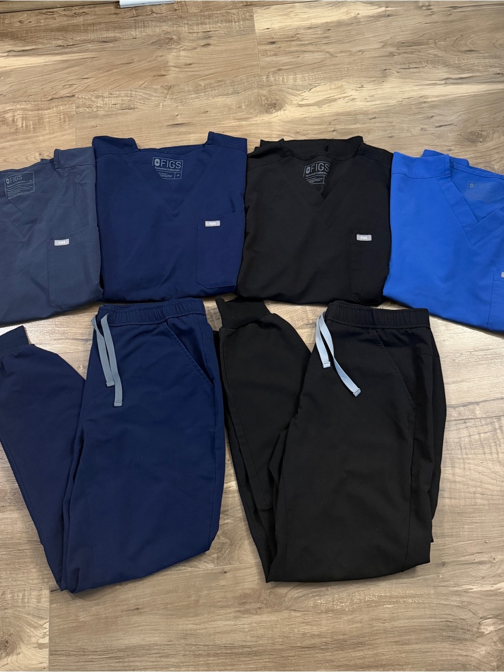 Men’s Medium FIGS Scrubs Lot of 6 items (4 shirts & 2 joggers)